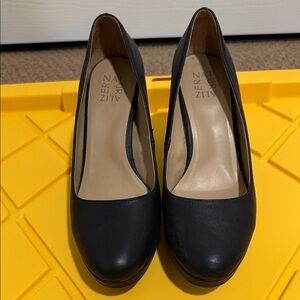 Naturalizer Black Leather Platform Round-Toe Pumps